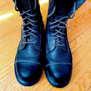 Authentic almost-new 10-hole Dr. Martens in black pebble leather